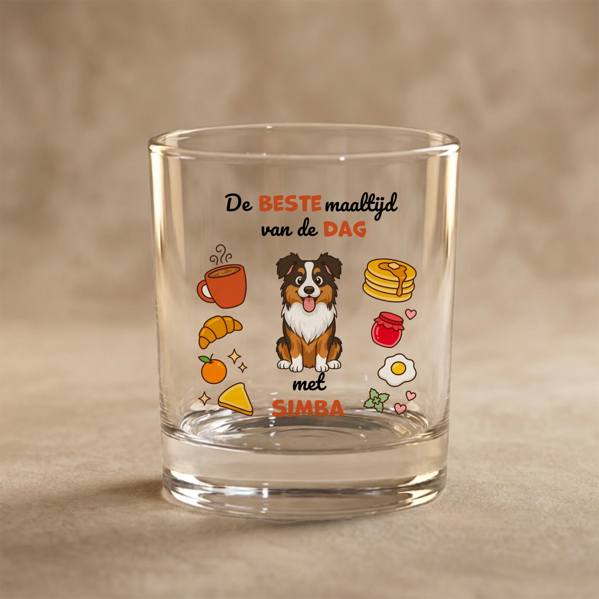 Gepersonaliseerd ontbijtglas met cartoon van Australian Shepherd en naam Simba, omringd door ontbijt.