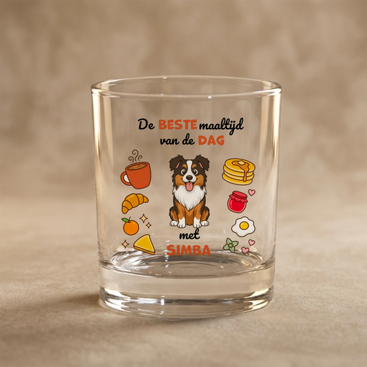 Gepersonaliseerd ontbijtglas met cartoon van Australian Shepherd en naam Simba, omringd door ontbijt.