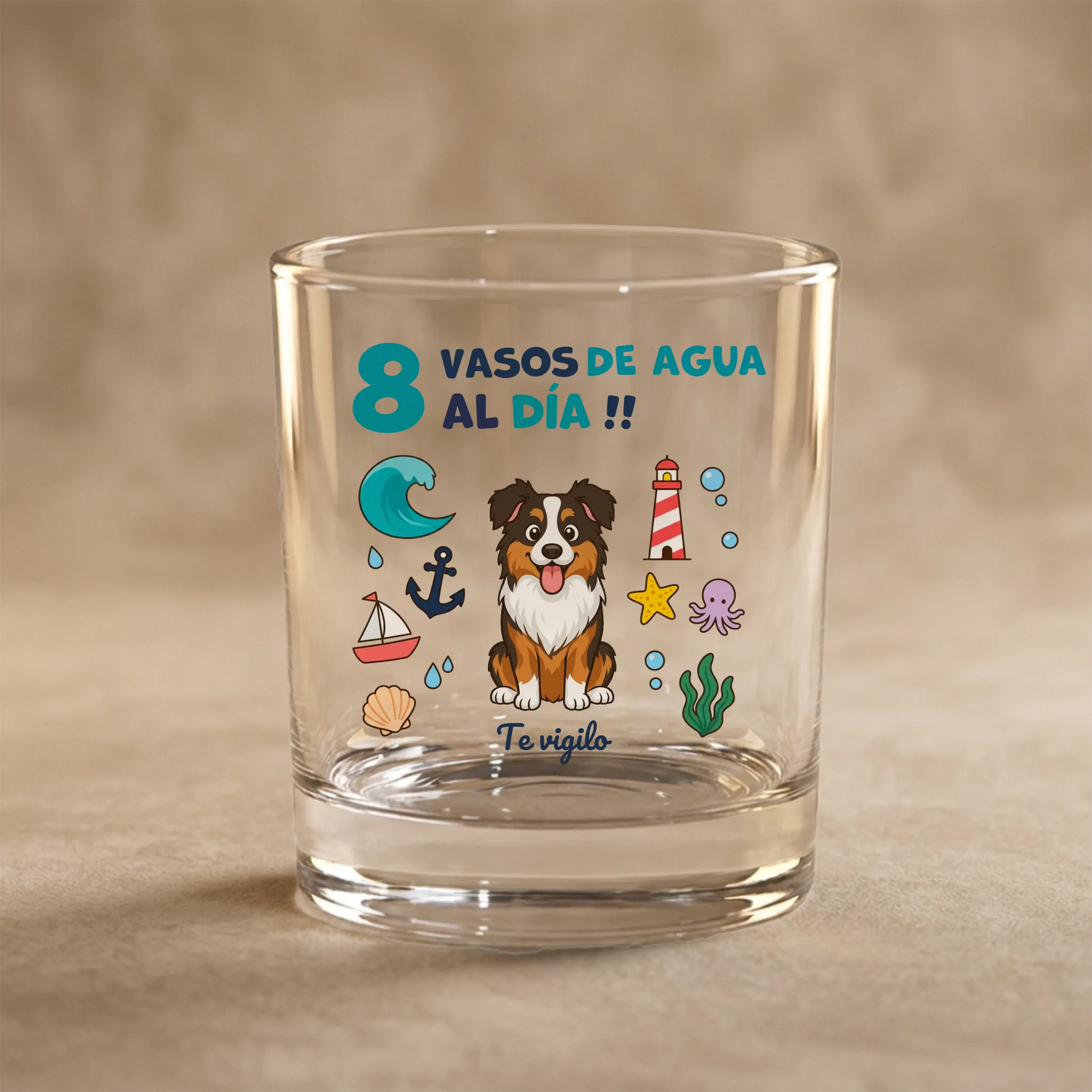 Vaso de agua personalizado con ilustración de perro y el mensaje '8 vasos de agua al día Te vigilo'.