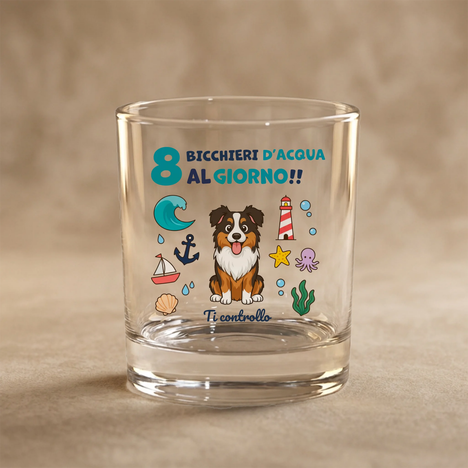 Bicchiere personalizzato trasparente con ritratto di cane Australian Shepherd e slogan "8 BICCHIERI D'ACQUA AL GIORNO!! Ti controllo", decorato con motivi marini.