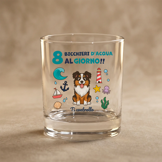 Bicchiere personalizzato trasparente con ritratto di cane Australian Shepherd e slogan "8 BICCHIERI D'ACQUA AL GIORNO!! Ti controllo", decorato con motivi marini.