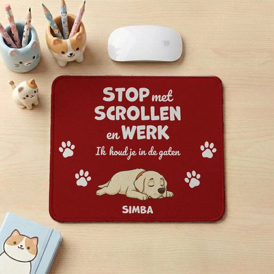 Gepersonaliseerde muismat 'Stop met scrollen' met slaaplabrador Simba op houten bureau