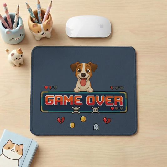 Gepersonaliseerde muismat 'Game Over' met vrolijke cartoonhond op een bureau