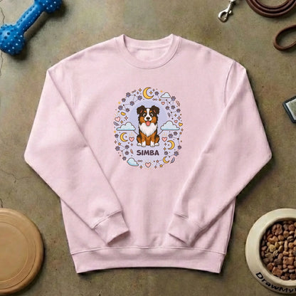 Dettaglio della stampa "Amore Eterno" con il nome del cane e simboli celesti su maglione bianco.