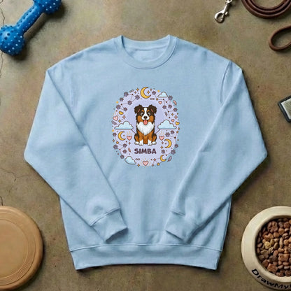 Maglione personalizzato con il tuo pet appoggiato accanto a giocattoli e ciotola per un contesto di amore e cura quotidiana.