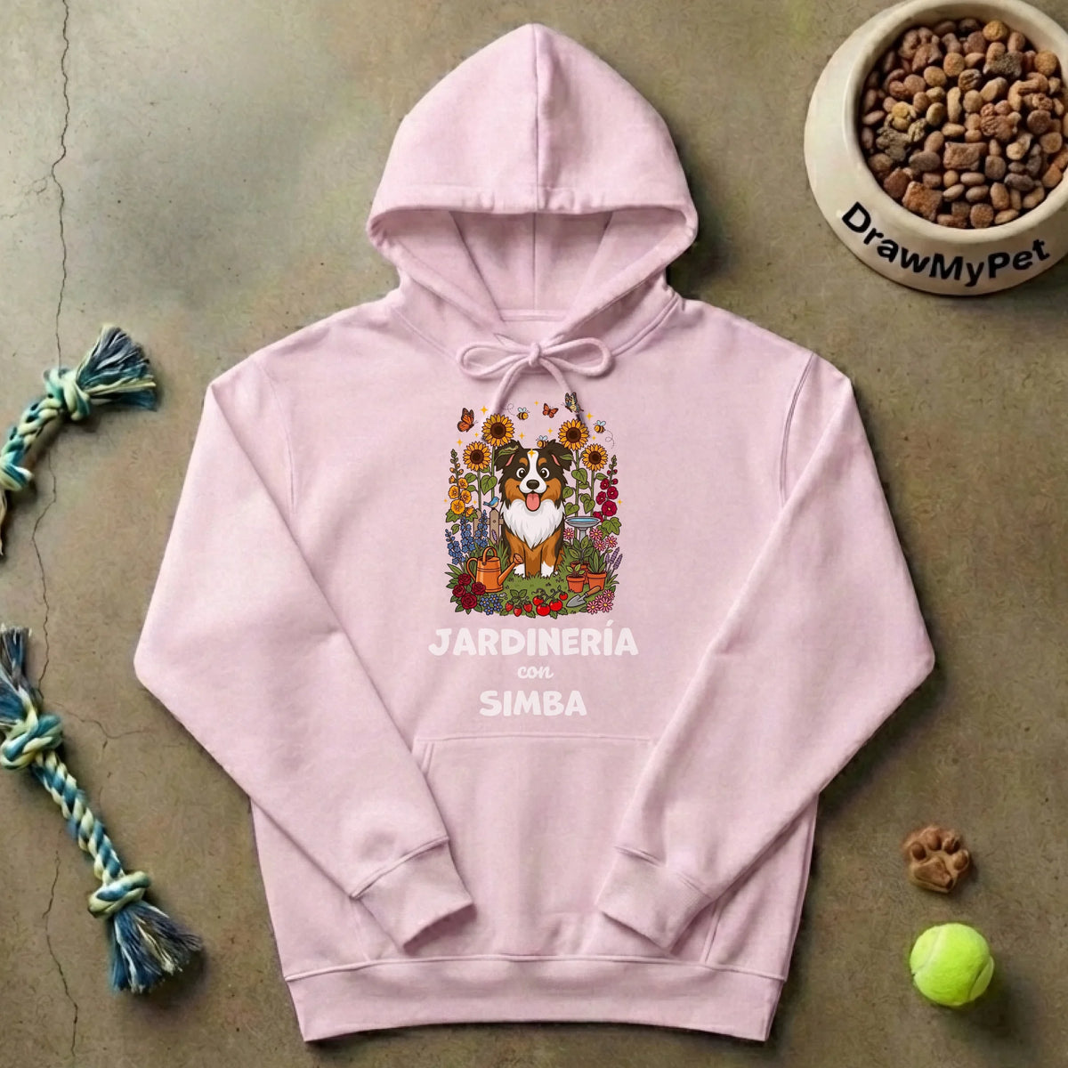 Detalle del estampado "Jardinería con Simba" en sudadera, con flores y perro caricatura.