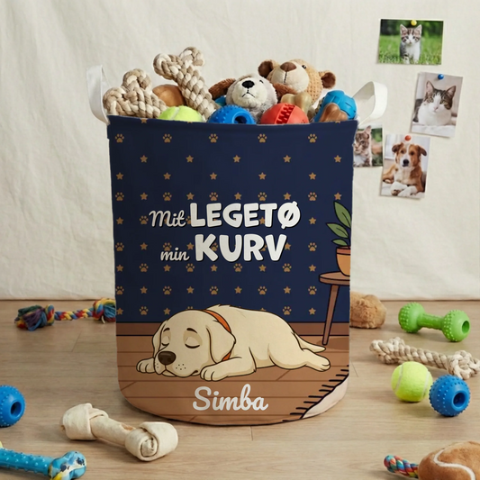 Personlig legetøjskurv med sovende hund, 'Mit legetøj, min kurv' slogan og navn.