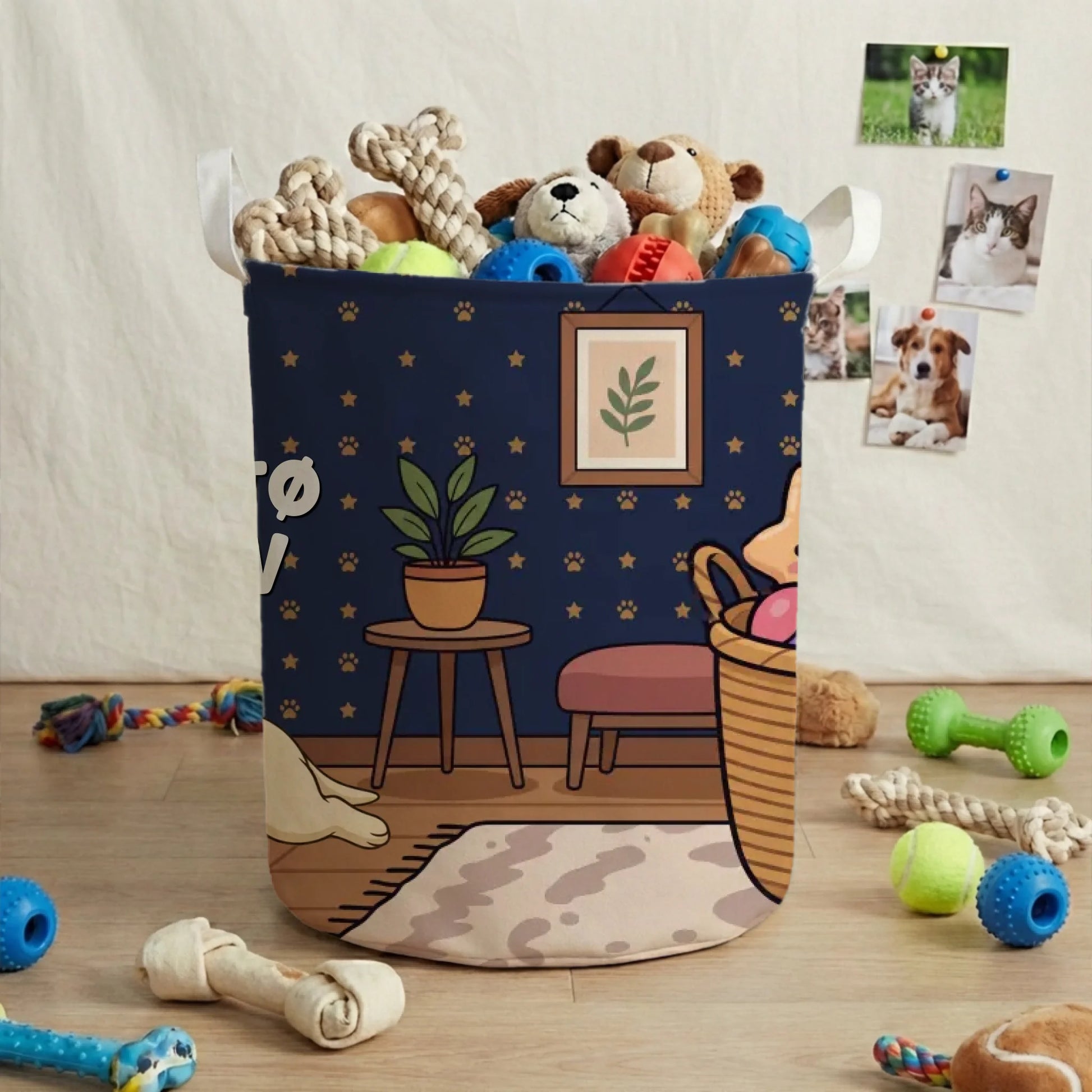 Detalje af legetøjskurv med hundes legetøj og gyldne poteaftryk.
