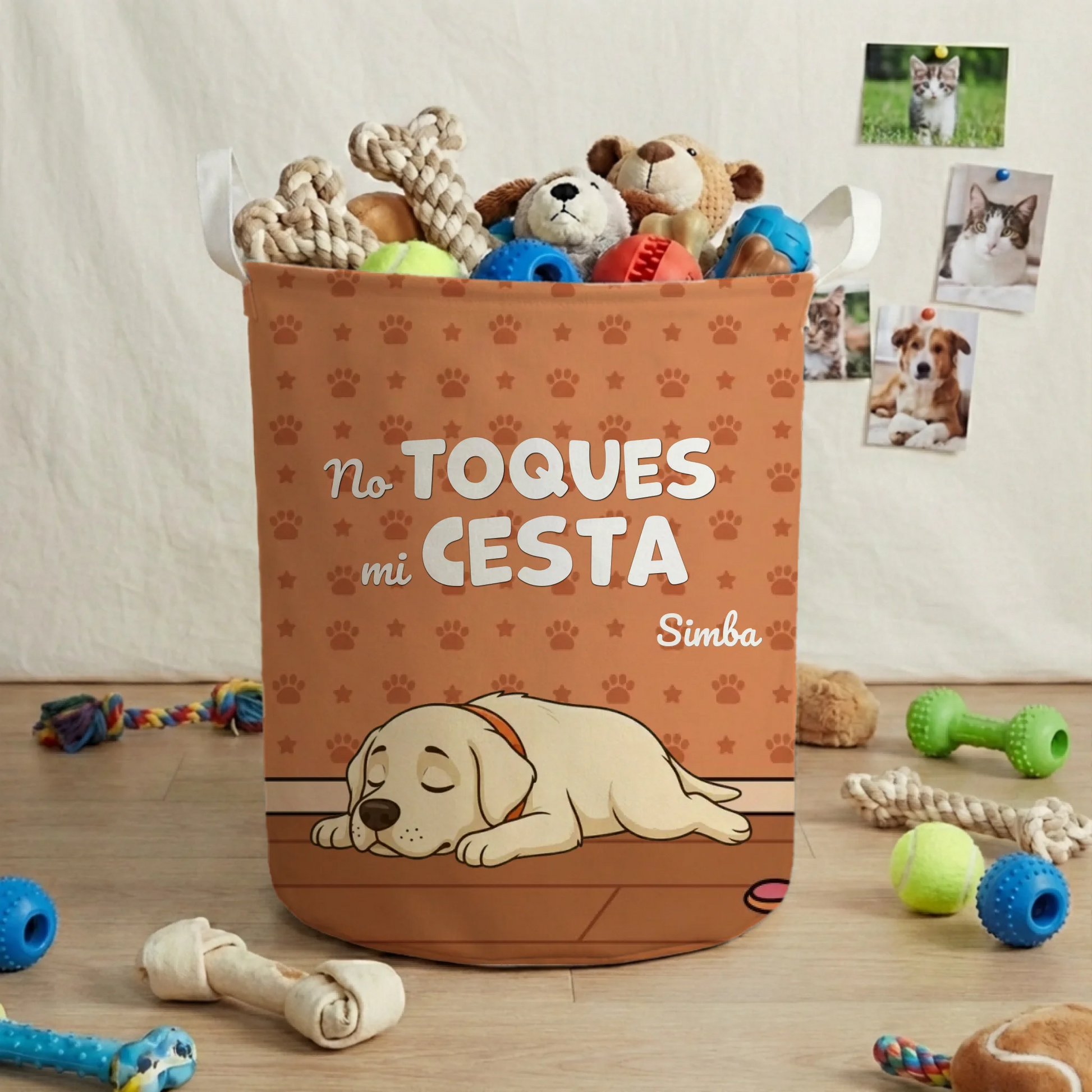 Cesta de juguetes personalizada para perro 'No toques mi cesta' con retrato de labrador durmiendo.