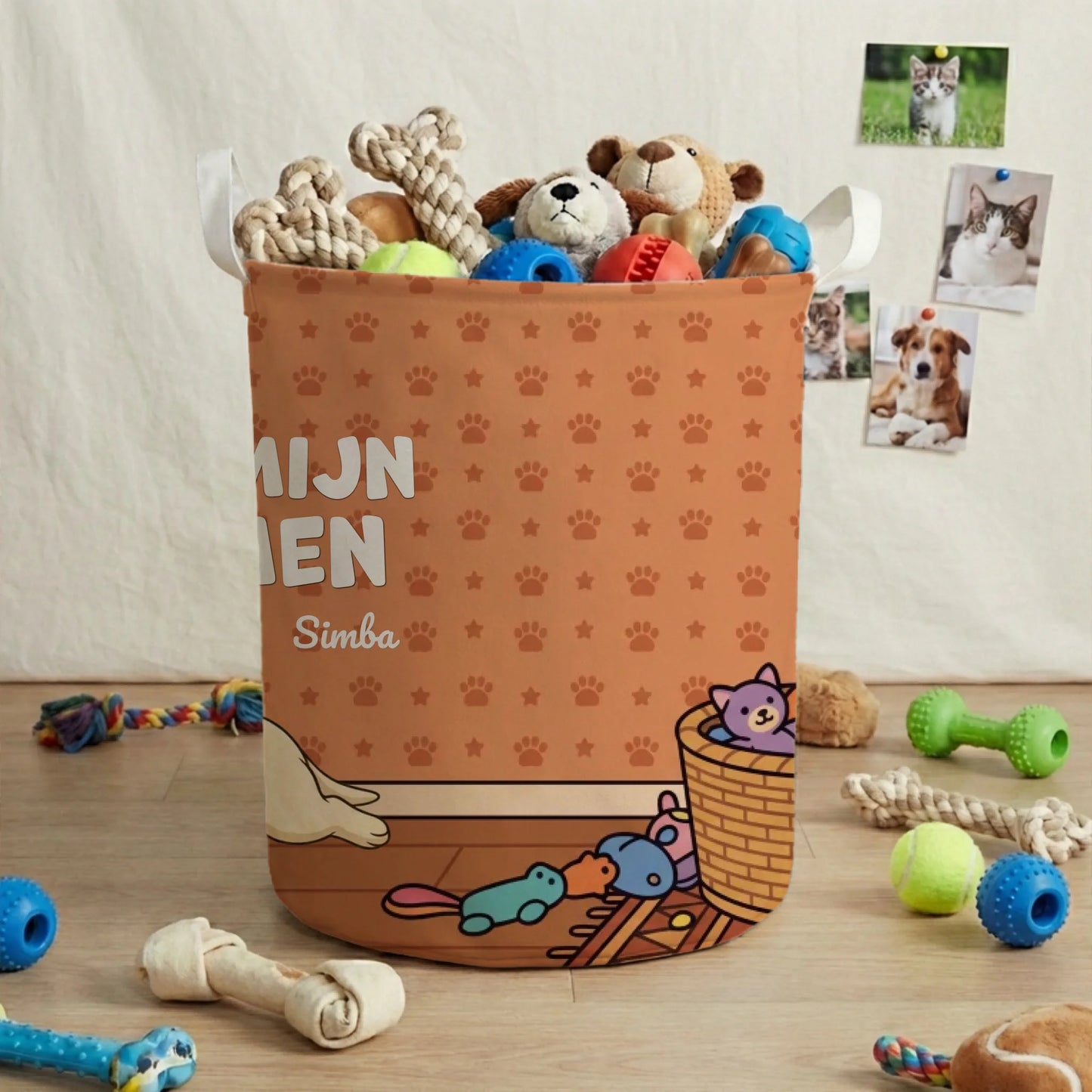 Detail van de gepersonaliseerde speelgoedmand met paw prints en de naam van het huisdier