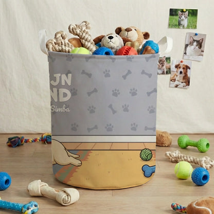Detail van gepersonaliseerde speelgoedmand met cartoon Labrador en pootafdrukken.