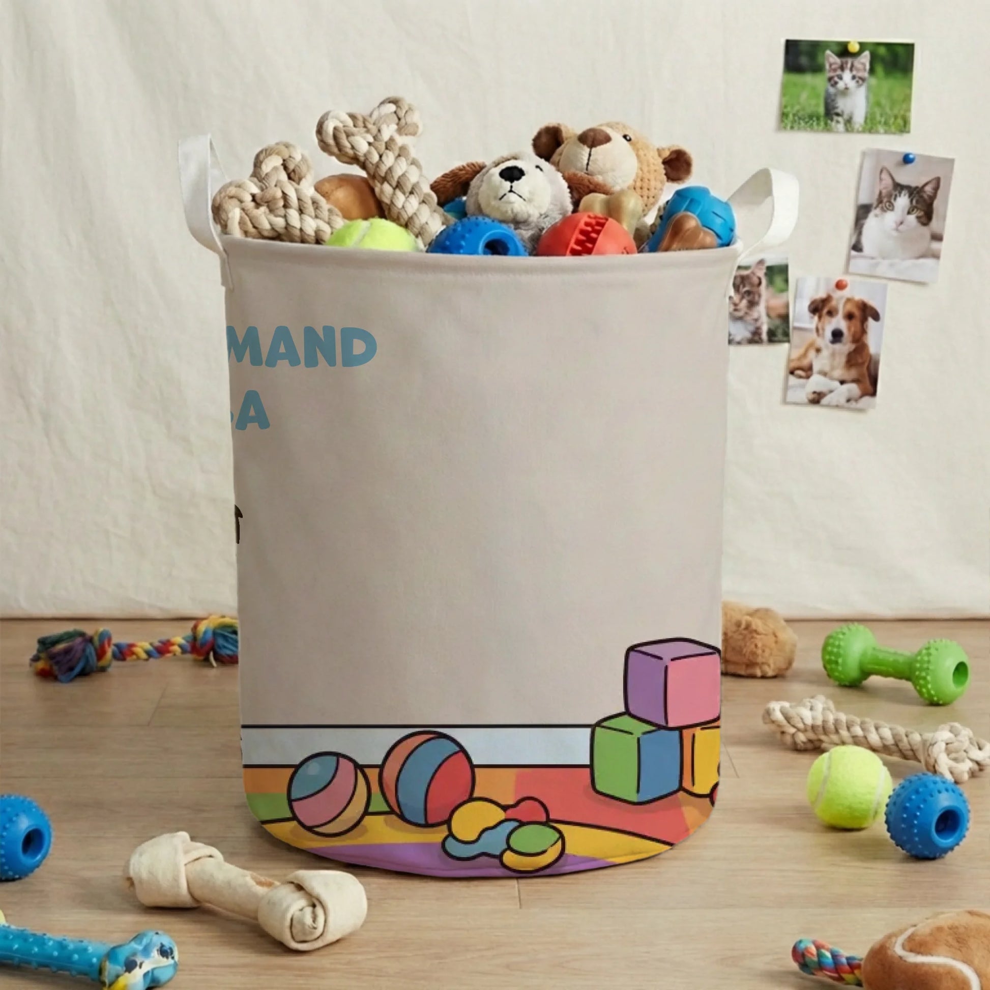 Detail van gepersonaliseerde speelgoedmand met textielstructuur en kleurrijke speeltjes.