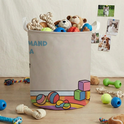 Detail van gepersonaliseerde speelgoedmand met textielstructuur en kleurrijke speeltjes.