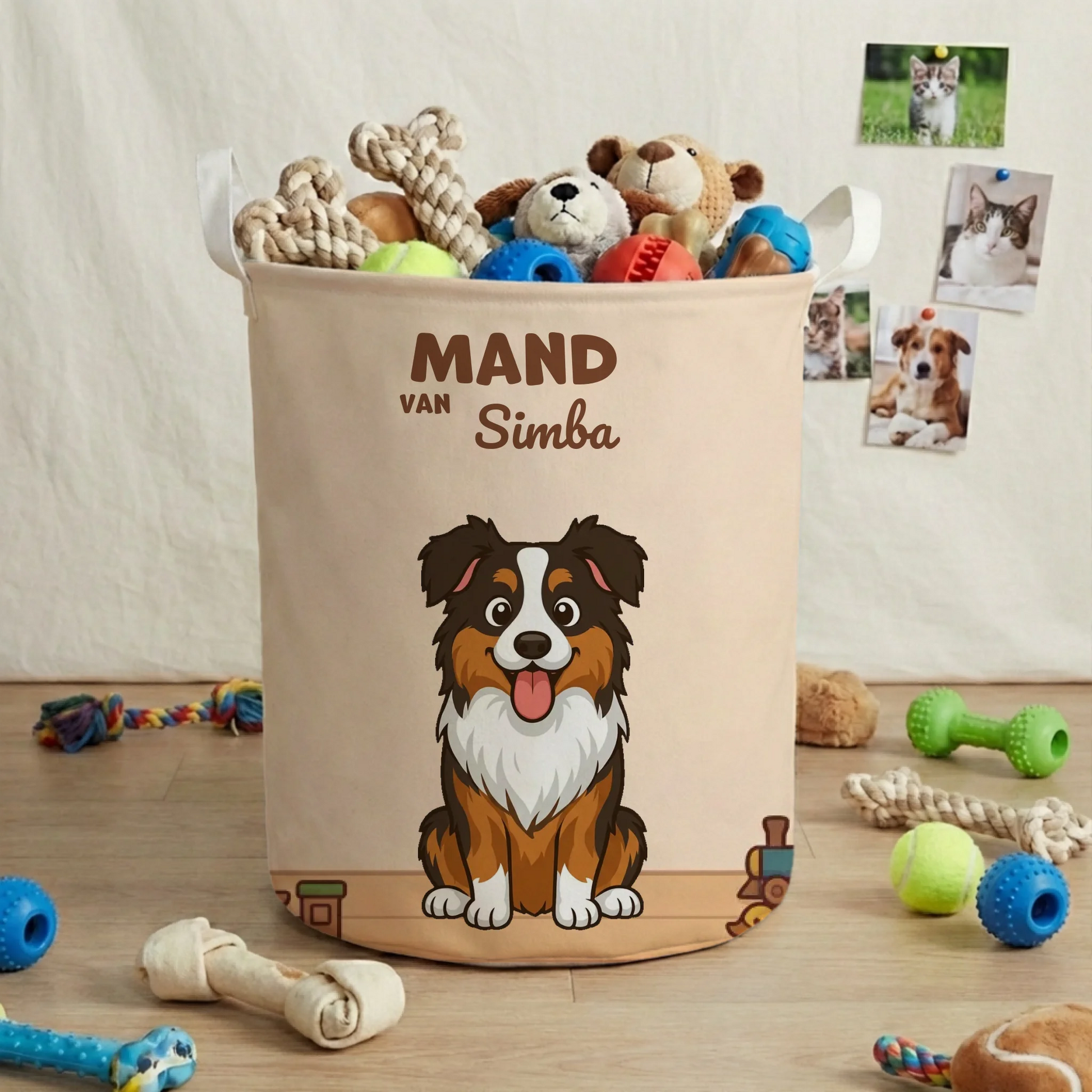 Gepersonaliseerde speelgoedmand 'Mand van [Naam]' met cartoonportret van een blije hond, gevuld met speeltjes.