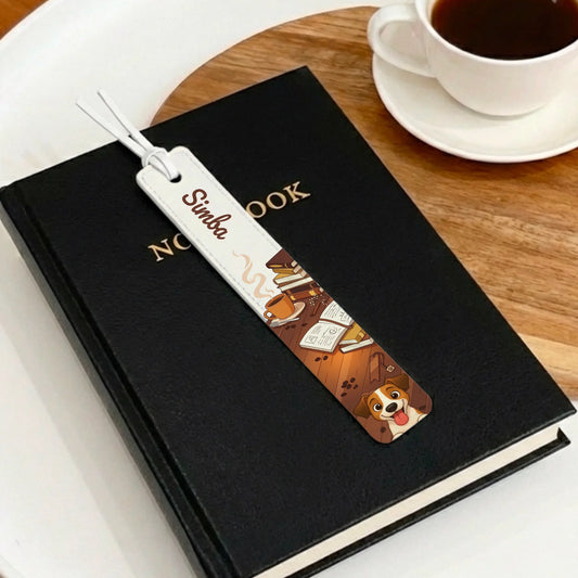 Marcapáginas de cuero personalizado "Ronda de café" con retrato de perro y nombre en español.