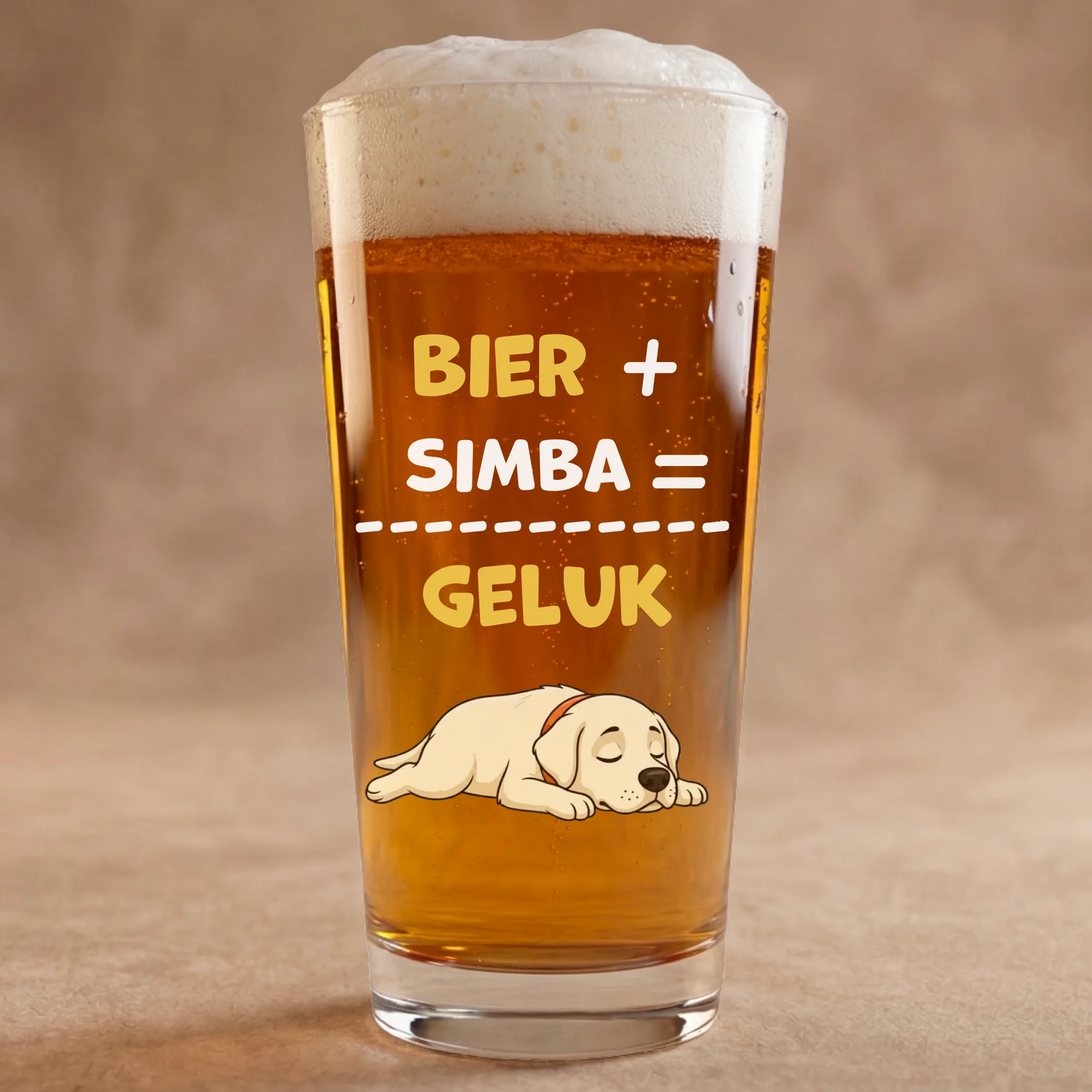 Gepersonaliseerd bierglas met slapende hond en de tekst 'Bier + [Naam] = Geluk'