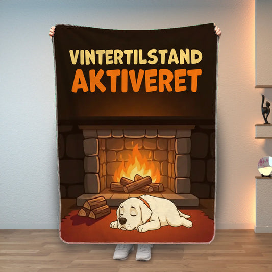 Personligt dyretæppe med tegning af en sovende hund ved pejsen og teksten 'Vintertilstand aktiveret'.