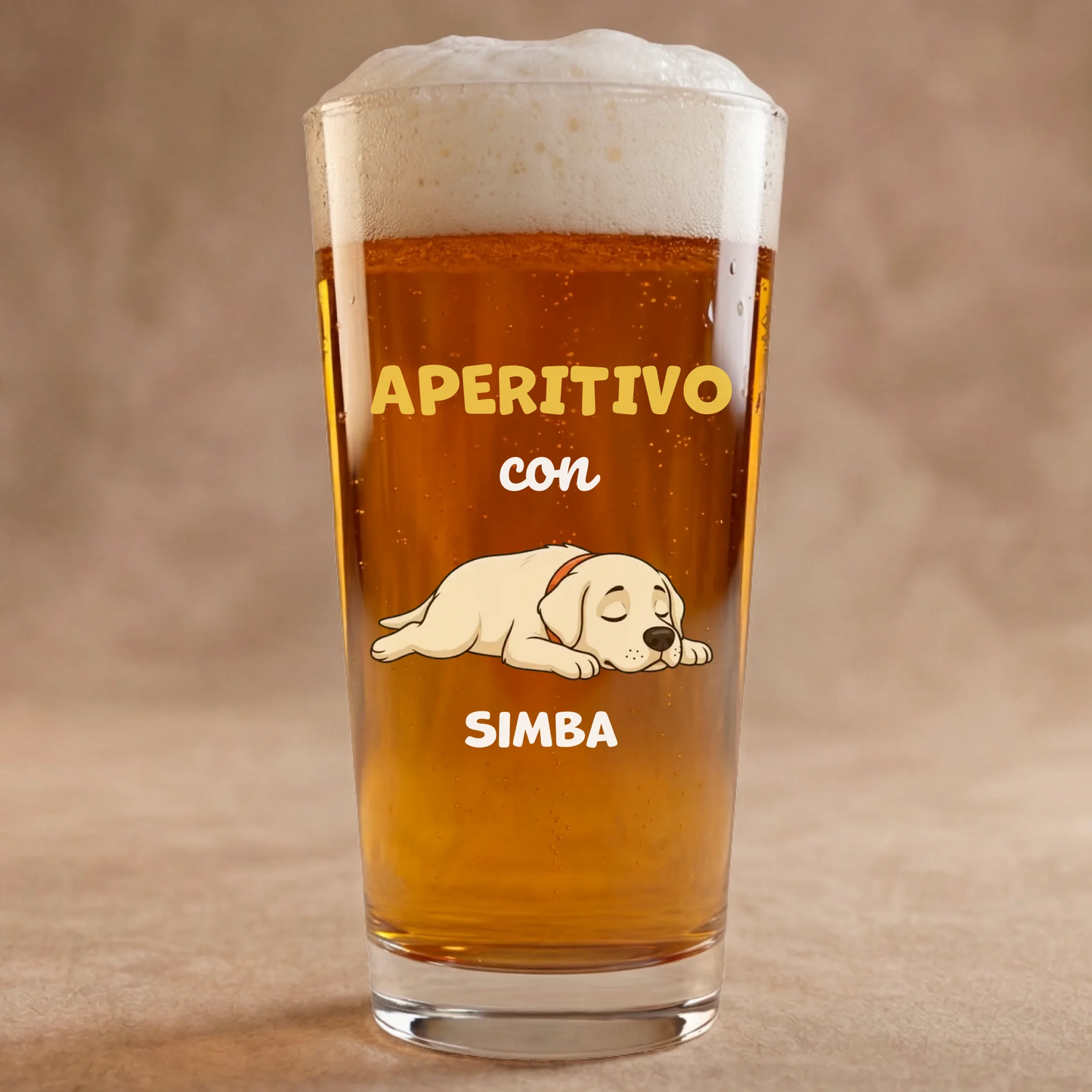 Bicchiere da birra personalizzato con scritta "Aperitivo con" e ritratto di cane Labrador che dorme.