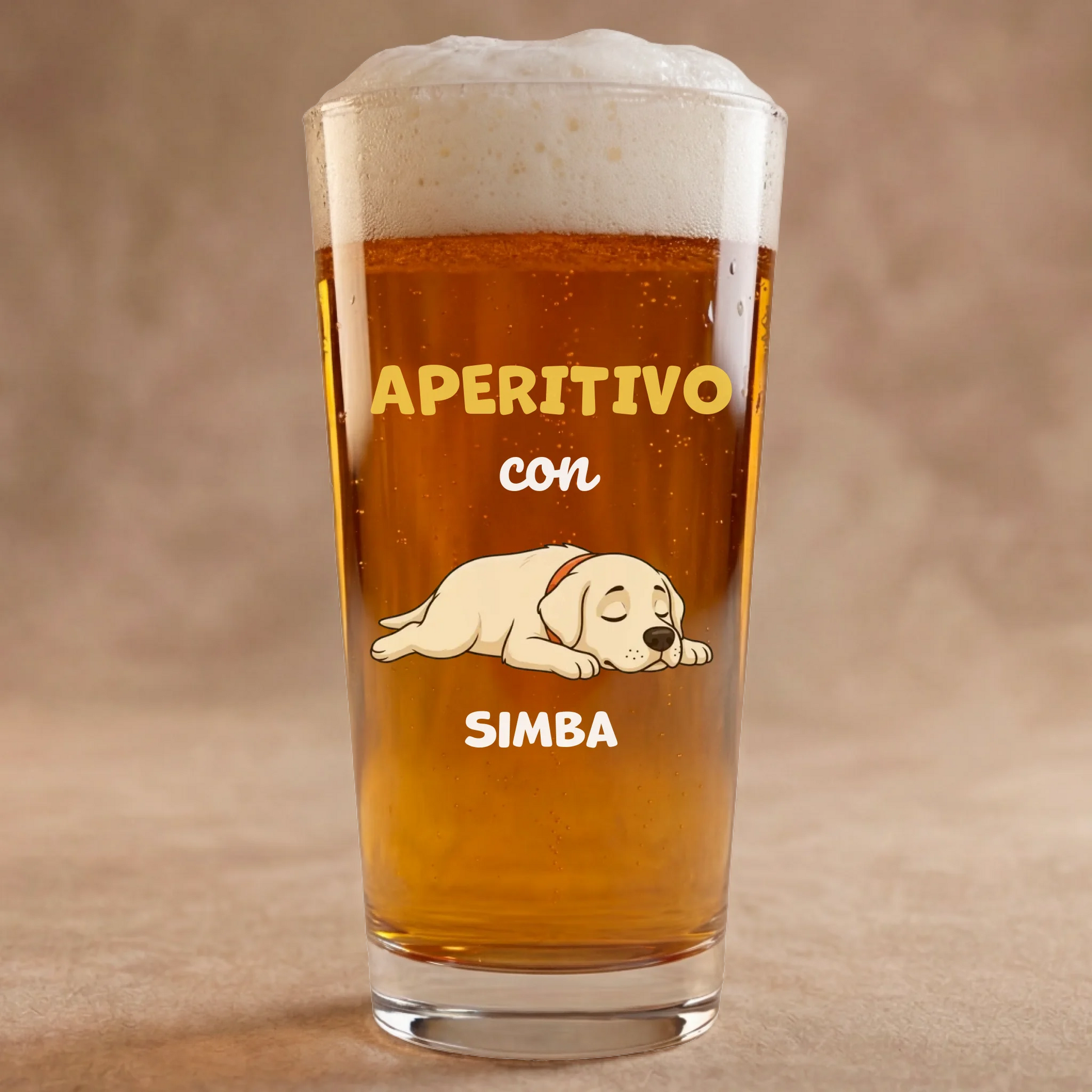 Bicchiere da birra personalizzato con scritta "Aperitivo con" e ritratto di cane Labrador che dorme.