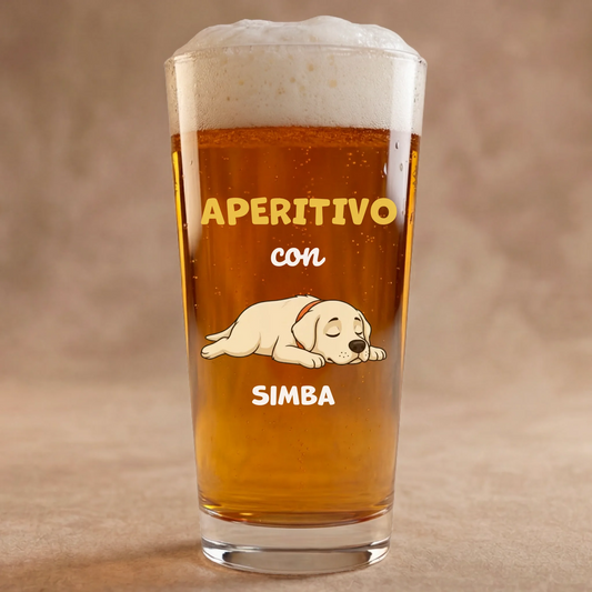 Bicchiere da birra personalizzato con scritta "Aperitivo con" e ritratto di cane Labrador che dorme.