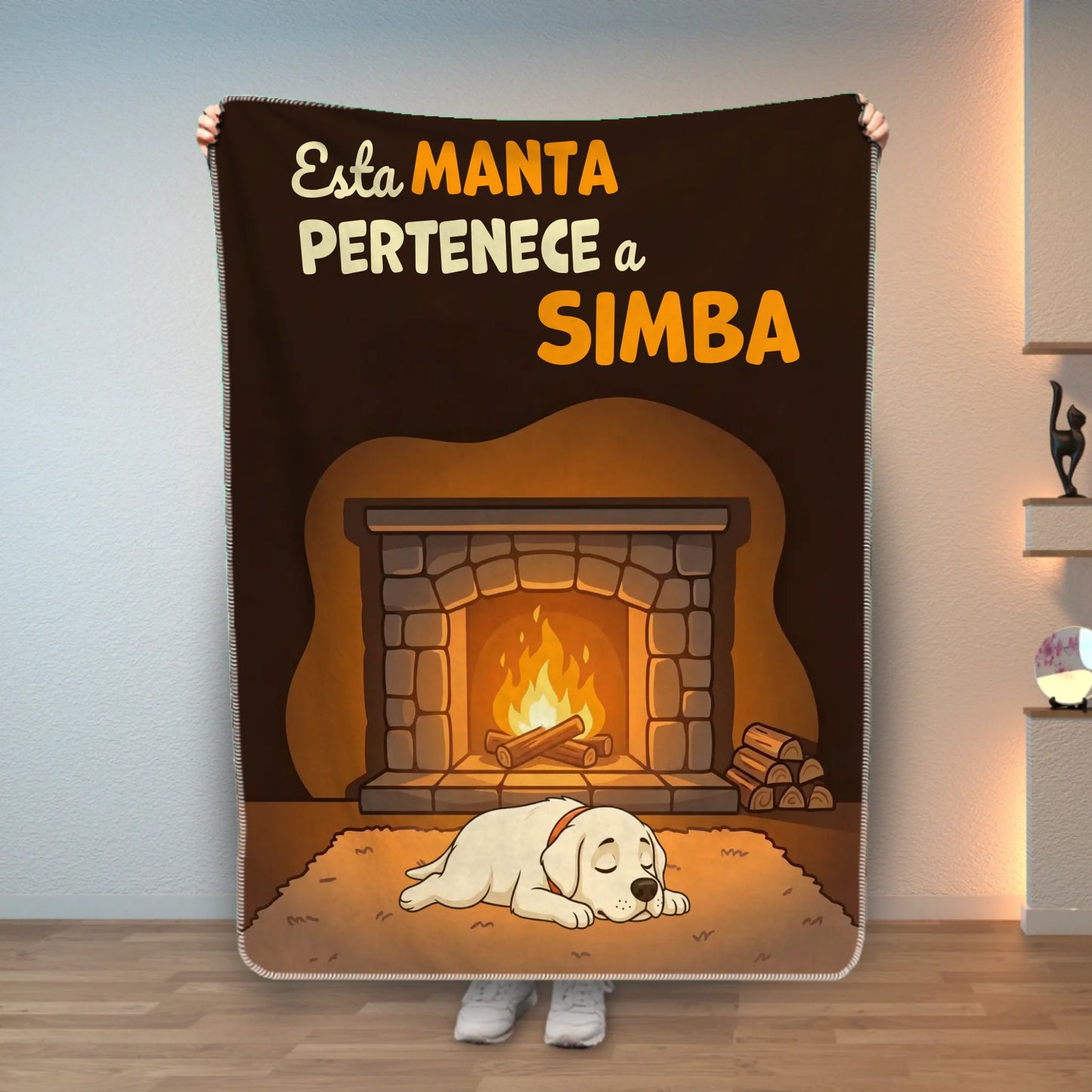 Manta personalizada para perro durmiendo frente a la chimenea con texto 'Esta manta pertenece a [nombre]'