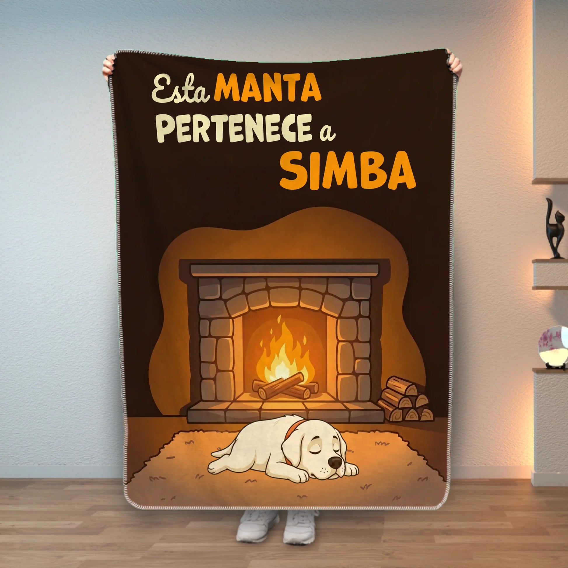 Manta personalizada para perro durmiendo frente a la chimenea con texto 'Esta manta pertenece a [nombre]'