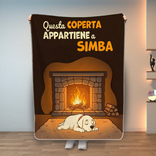Coperta personalizzata marrone con nome e disegno di un cagnolino che dorme davanti al camino