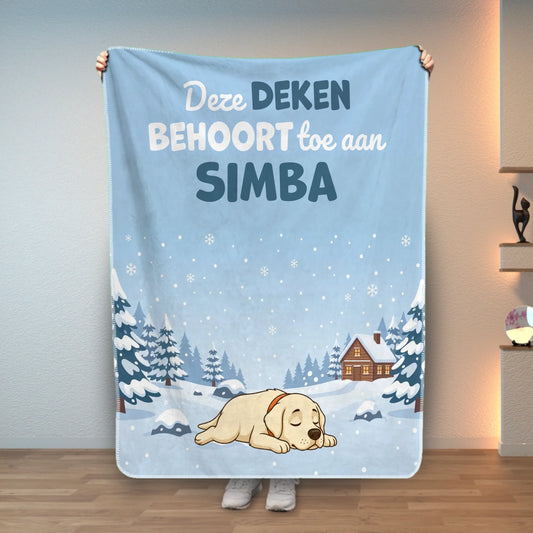 Gepersonaliseerde dierendeken met slapende labrador in winters landschap en de tekst 'Deze deken behoort toe aan [naam]'.