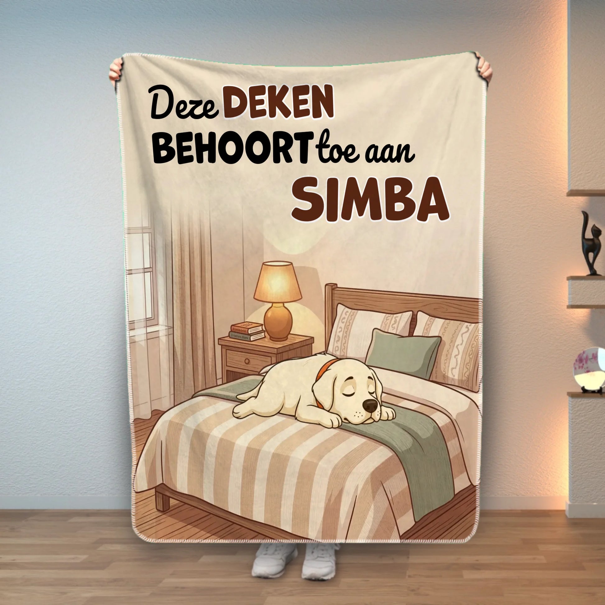 Gepersonaliseerde dierendeken met slapende Labrador en de tekst 'Deze deken behoort toe aan [naam]', in een slaapkamerinterieur.