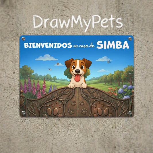 Placa metálica rectangular personalizada con diseño de perro sonriente asomándose por una verja con la frase "Bienvenidos a casa de [Nombre]".