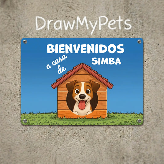 Placa metálica rectangular personalizada con diseño de perro sonriente saliendo de una caseta, con el texto 'Bienvenidos a casa de [Nombre de la mascota]'.
