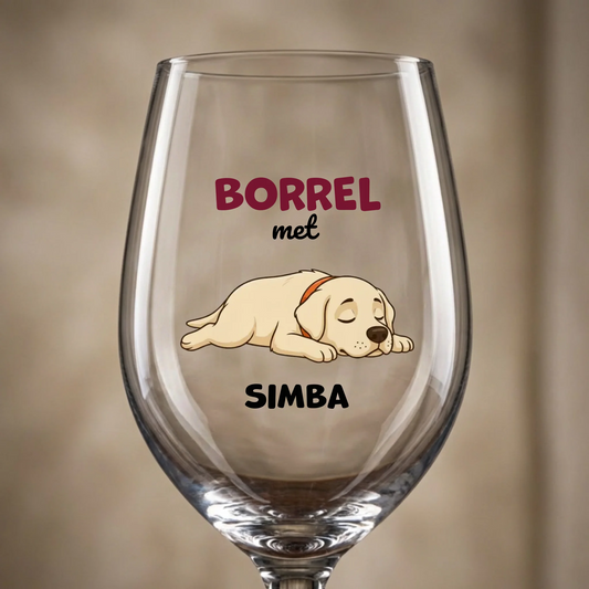 Gepersonaliseerd wijnglas met slapend Labrador puppy en de tekst 'Borrel met [Naam]'.