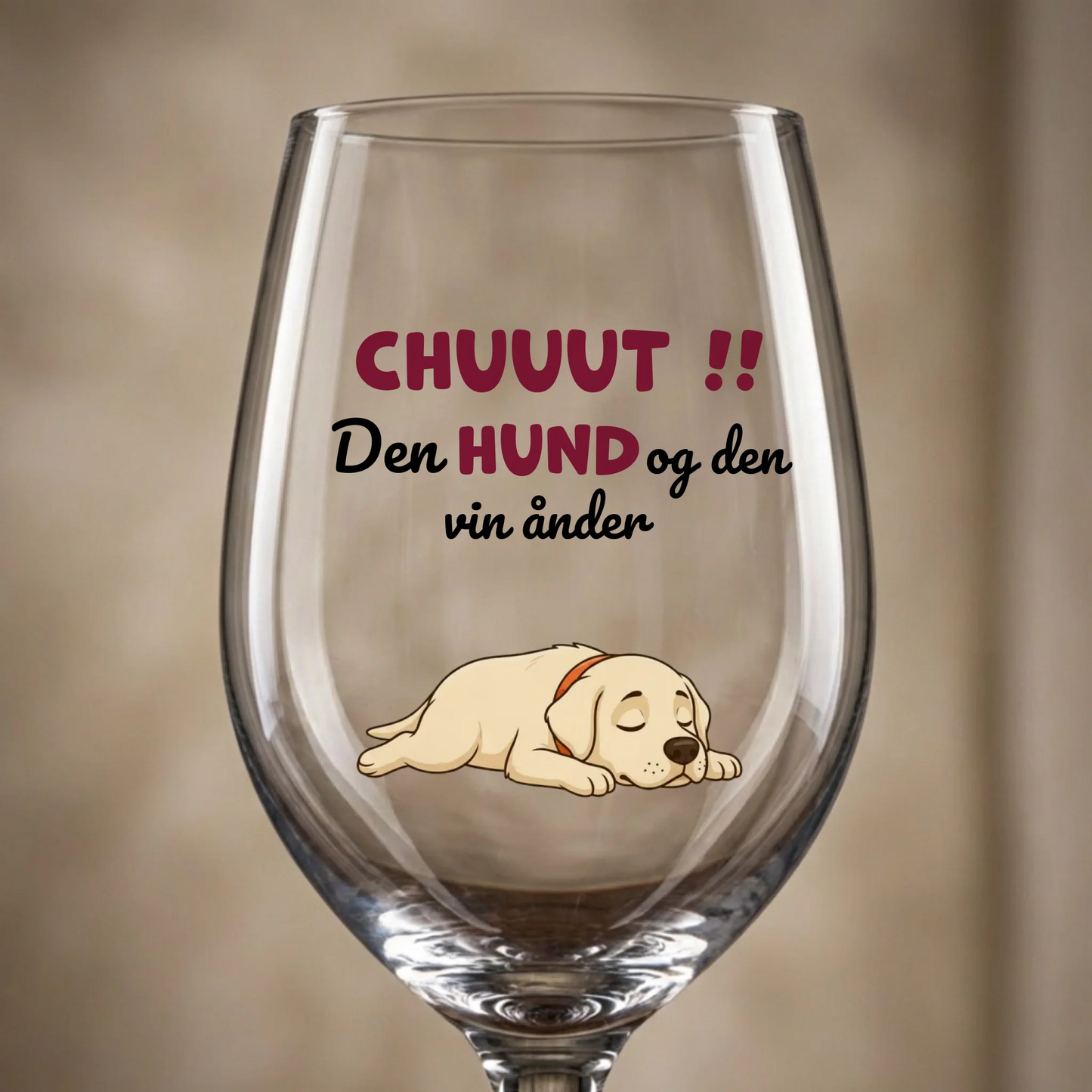 Personaliseret vinglas med en sovende hund og teksten 'Shh! Hunden og den vin ånder'.