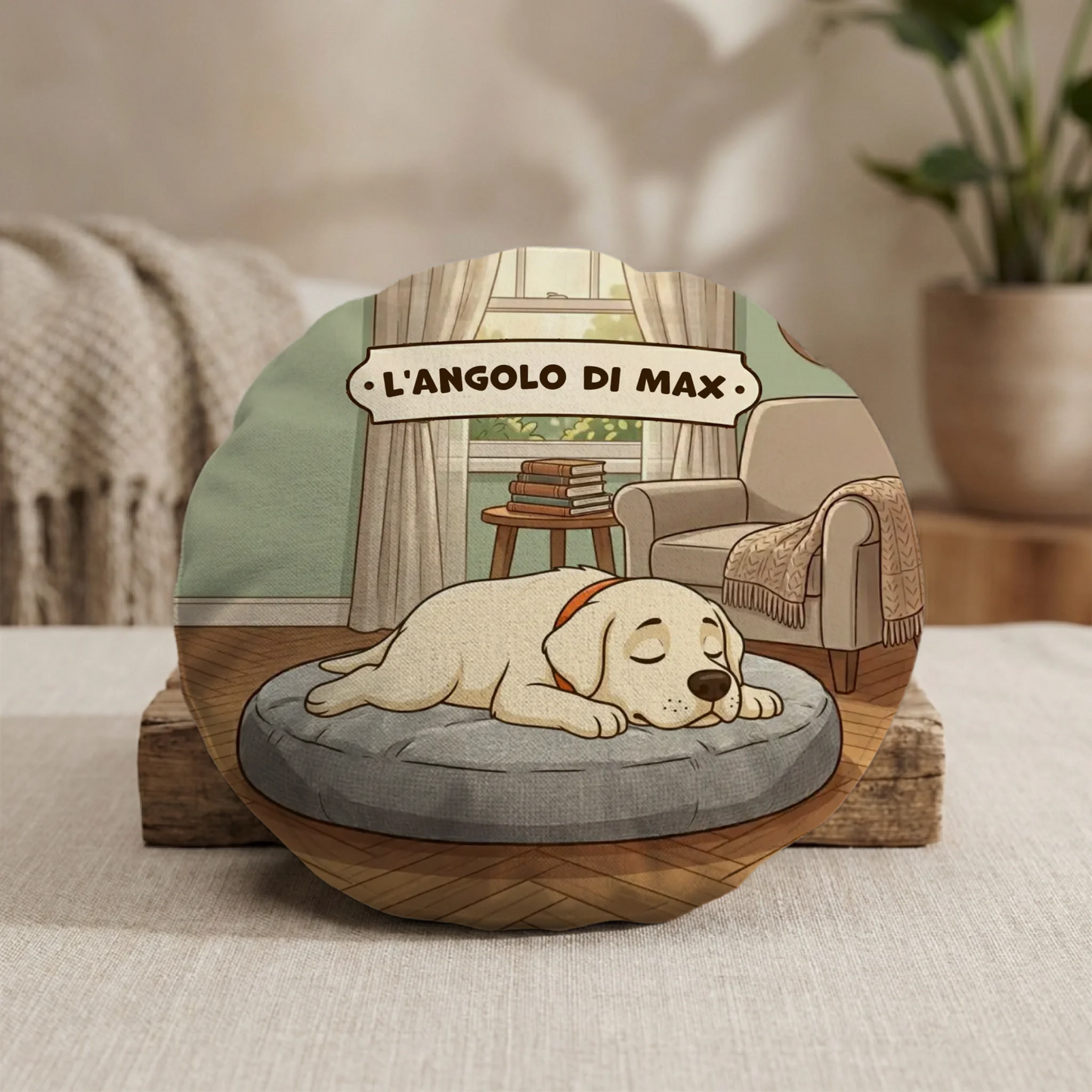 Cuscino rotondo personalizzato con il disegno di un cane Labrador che dorme e la scritta 'L'angolo di Max' in un ambiente accogliente.