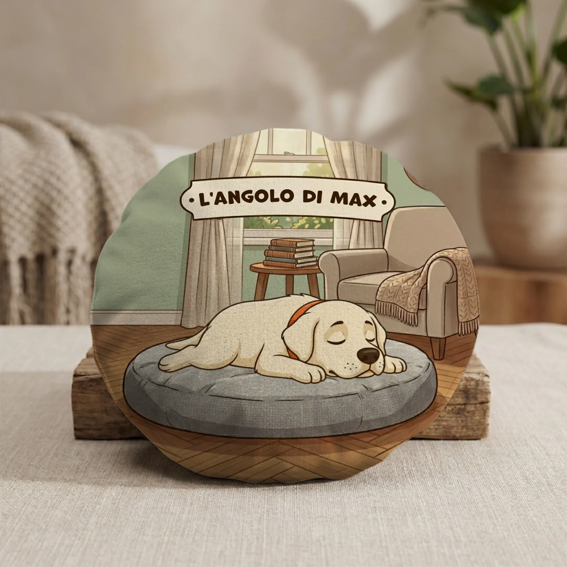 Cuscino rotondo personalizzato con il disegno di un cane Labrador che dorme e la scritta 'L'angolo di Max' in un ambiente accogliente.