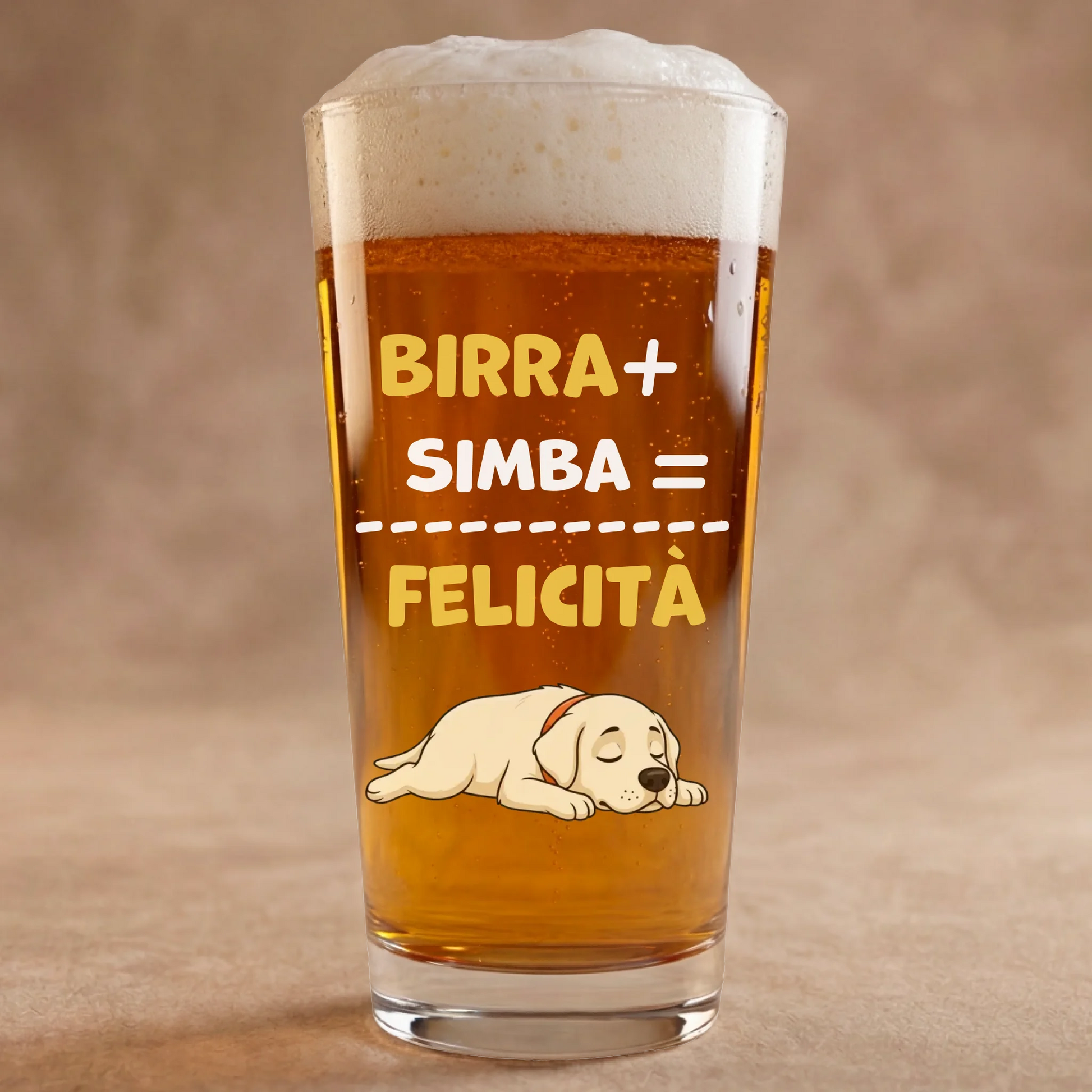 Bicchiere da birra personalizzato con formula "Birra + Simba = Felicità" e ritratto di un cucciolo di Labrador che dorme pacificamente.