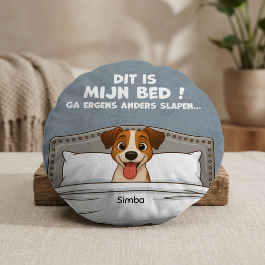 Gepersonaliseerd rond kussen 'Dit is mijn bed' met vrolijk hondenportret en naam Simba