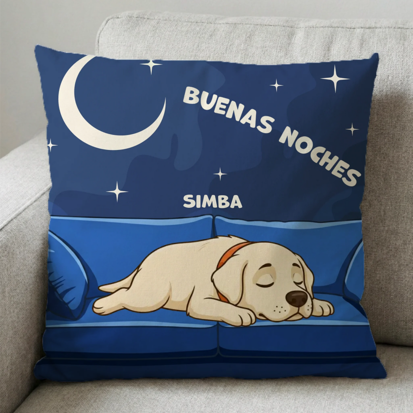 Cojín cuadrado personalizado 'Buenas Noches' con ilustración de un perro Labrador durmiendo en un sofá azul bajo la luna y las estrellas.