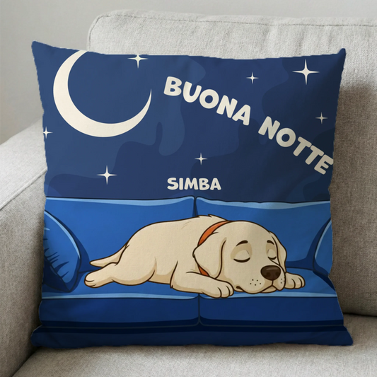 Cuscino personalizzato "Buona Notte" con cane che dorme su divano blu e luna stellata.