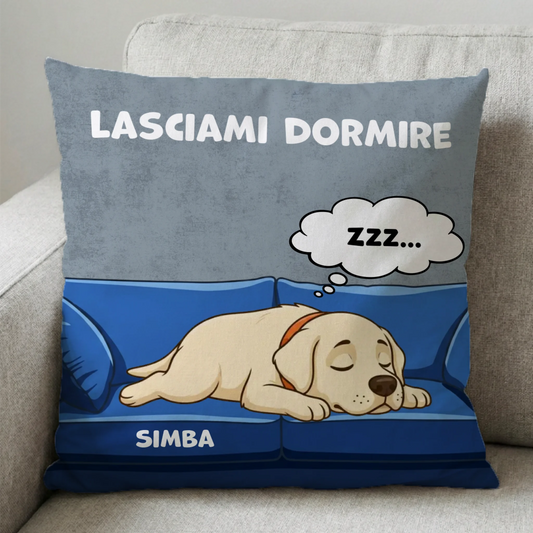 Cuscino quadrato personalizzato grigio e blu con cane Labrador addormentato e scritta 'Lasciami Dormire'.