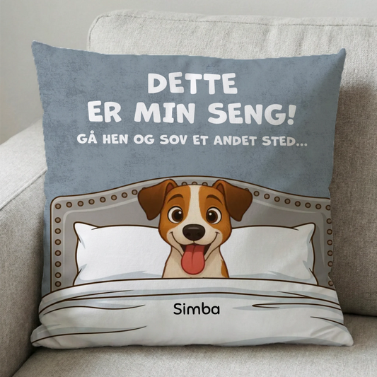 Personlig firkantet pude med en glad hund, der proklamerer 'Dette er min seng!' og kæledyrsnavn.