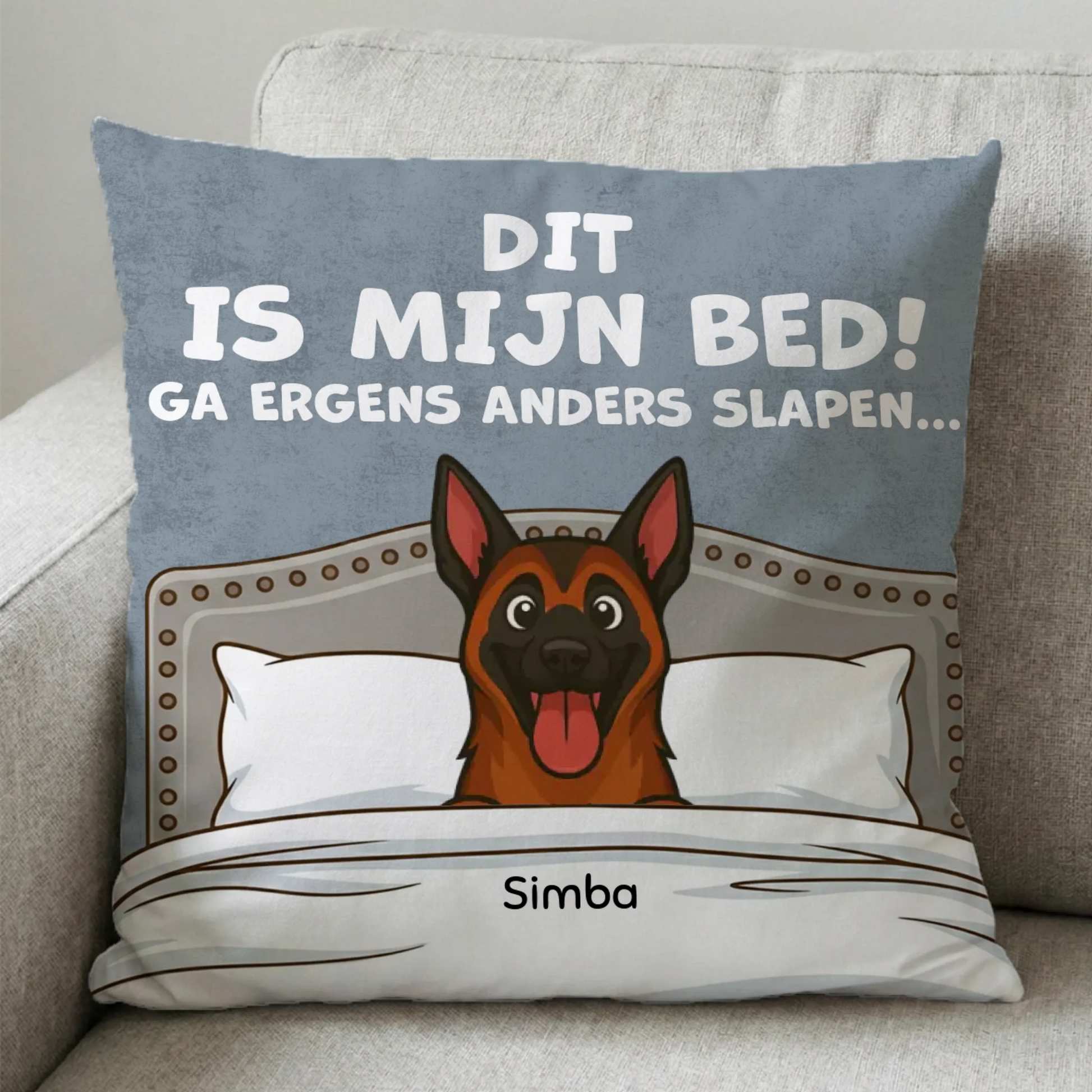 Gepersonaliseerd vierkant kussen 'Dit is mijn bed' met cartoon portret van een vrolijke hond
