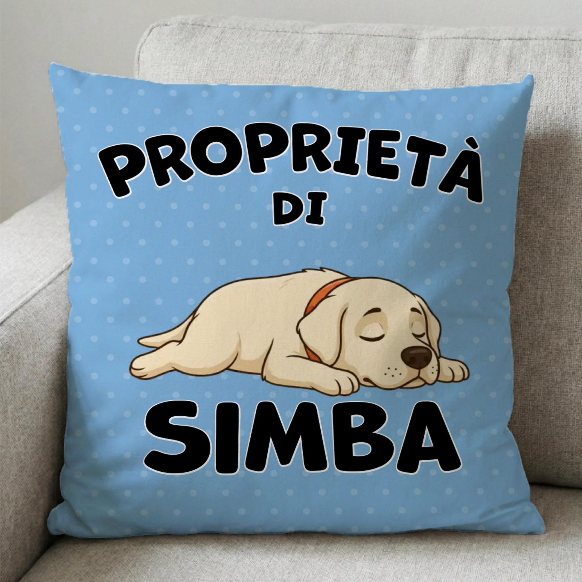 Cuscino quadrato personalizzato blu con cane addormentato e scritta Proprietà di Simba