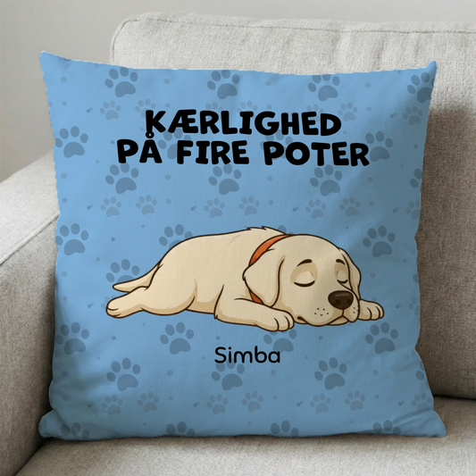 Personaliseret firkantet pude 'Kærlighed på fire poter' med sovende labrador og Simba.