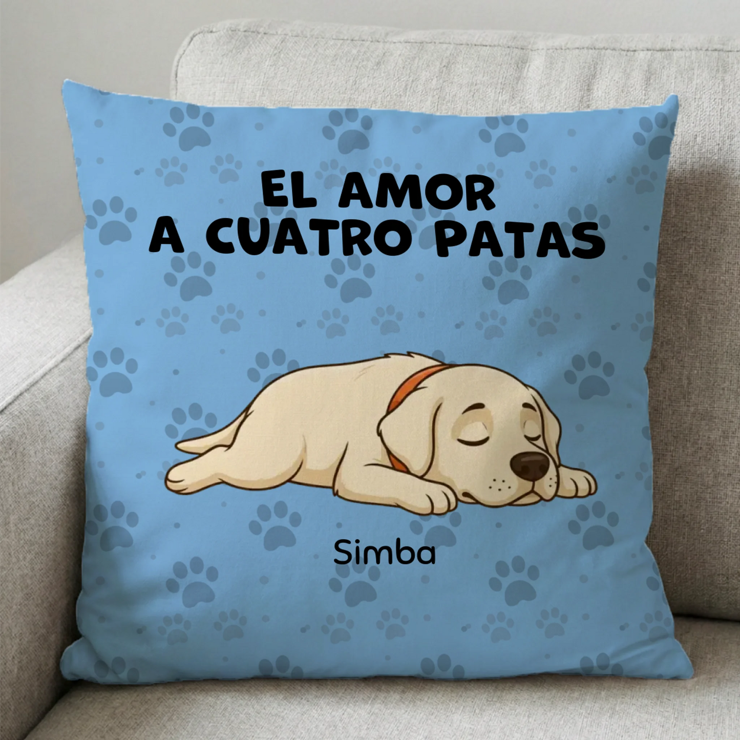 Cojín cuadrado azul personalizado con un cachorro Labrador dormido y la frase 'El amor a cuatro patas' junto al nombre Simba.