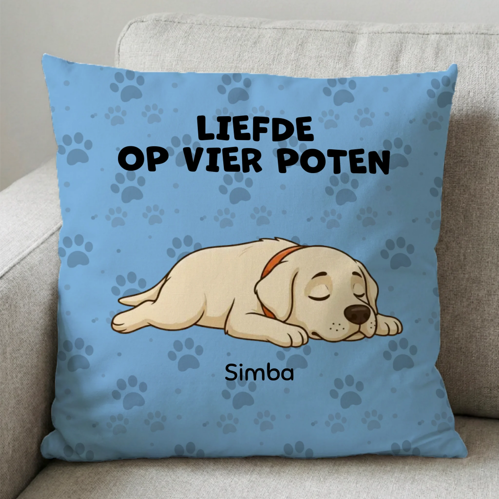 Gepersonaliseerd blauw vierkant kussen 'Liefde op vier poten' met slapende gele puppy en paw prints.