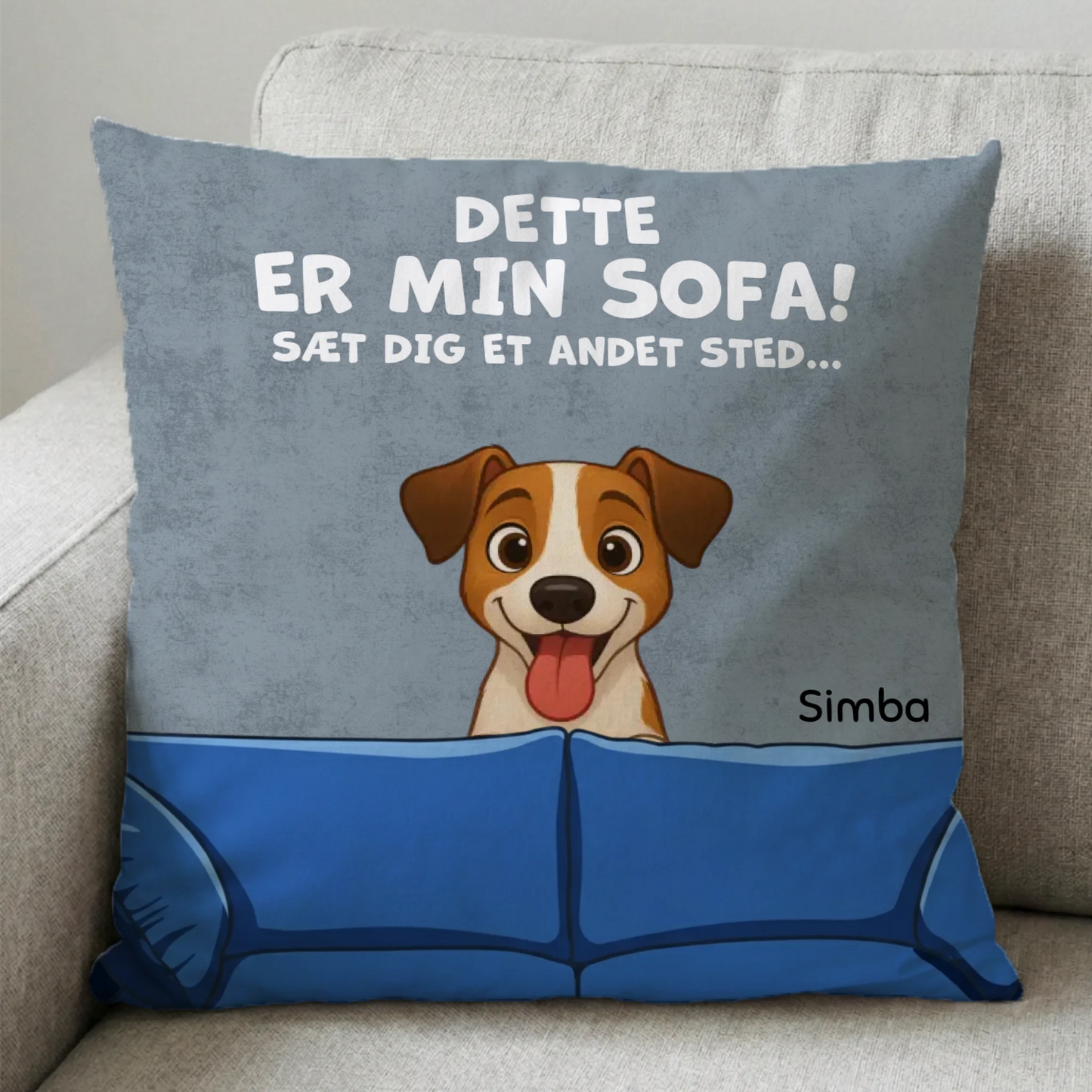 Personlig firkantet pude med tegning af en Jack Russell hund og teksten 'Dette er min sofa!' på en blå baggrund.