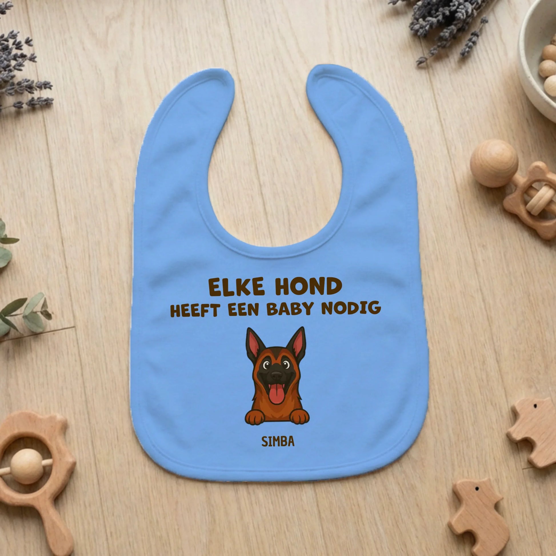 Lichtblauw gepersonaliseerd baby slabbetje met blije Duitse herder en slogan.