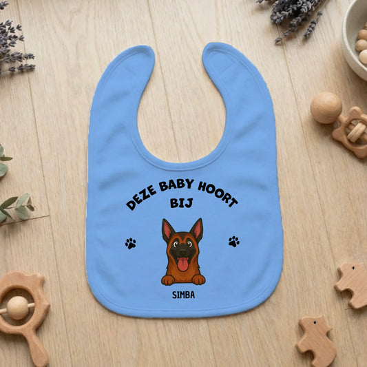 Lichtblauw baby slabbetje met 'Deze baby hoort bij' en een Duitse Herder.
