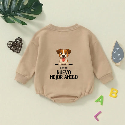 Primer plano del estampado "Simba Nuevo Mejor Amigo" y el dibujo de un perro sonriente en el body de bebé.